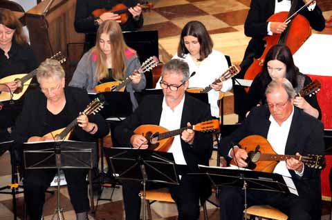 Konzert mit Mandolinenorchester und Gospelchor in der Pfarrkirche von Bergheim