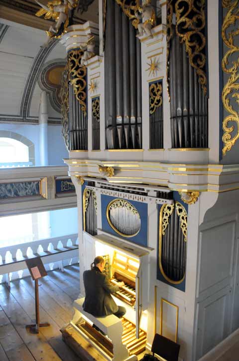 Organist Henning Pertiet an der Thielemann-Orgel in der Dreifaltigkeitskirche Gräfenhain