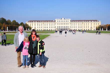 Familienfoto vor Schloss Schönbrunn