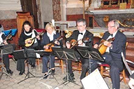 Schlosskapelle Schönbrunn Wien mit Mandolinenorchester Euphonia