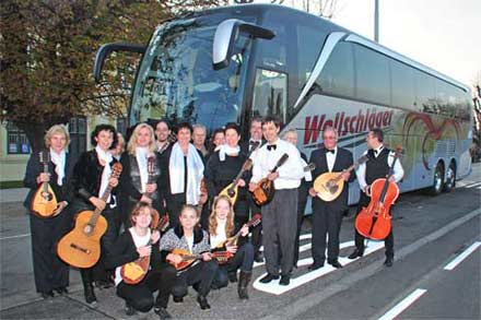 Wollschläger-Luxusreisebus mit Mandolinenorchester Euphonia